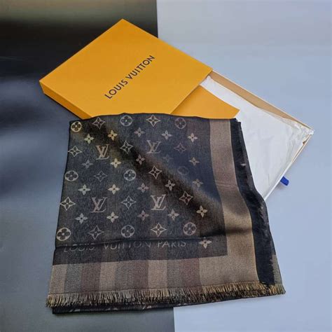 giá khăn choang louis vuitton.